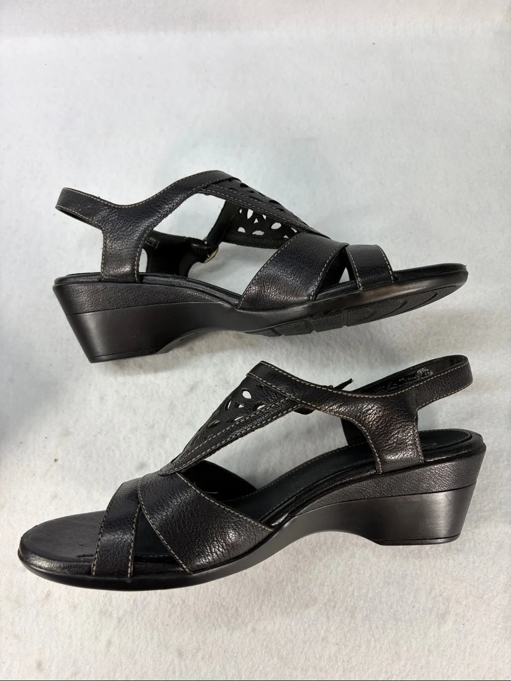 8W 8 wide Clarks Bendables Black Women's Wedge Slingback Sandals laser cut vamp